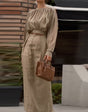Elegante outfit met ronde hals, lange mouwen en plooien.