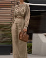 Elegante outfit met ronde hals, lange mouwen en plooien.