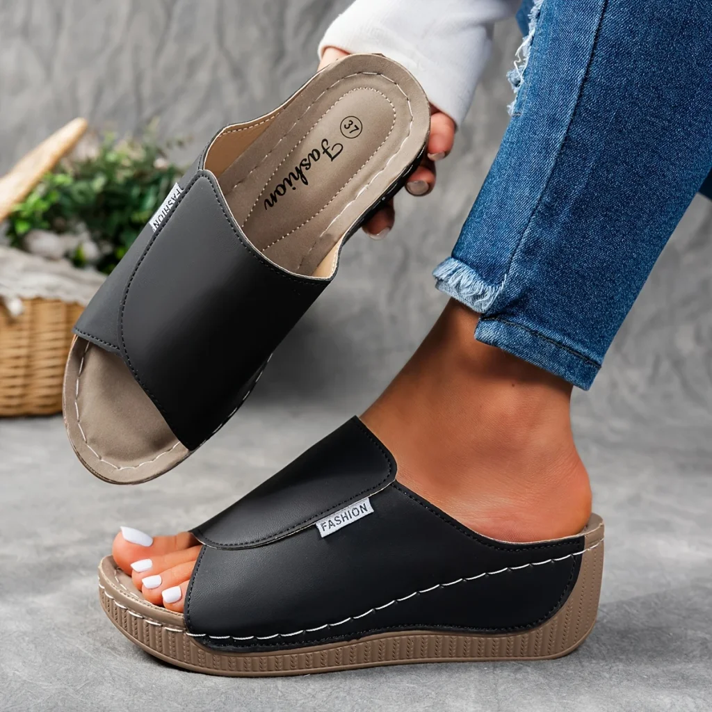 Comfortabele leren slippers met dikke zool en voetboogondersteuning.