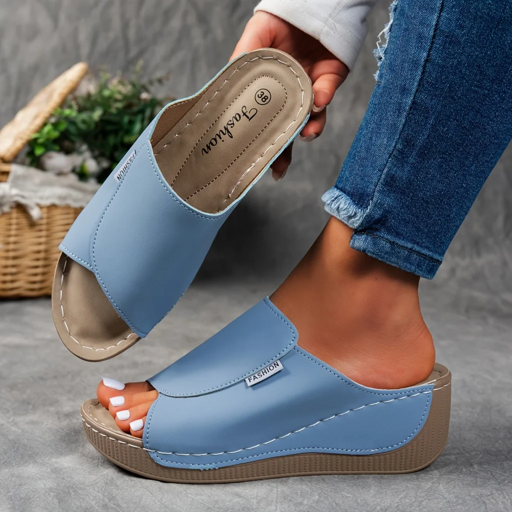 Comfortabele leren slippers met dikke zool en voetboogondersteuning.