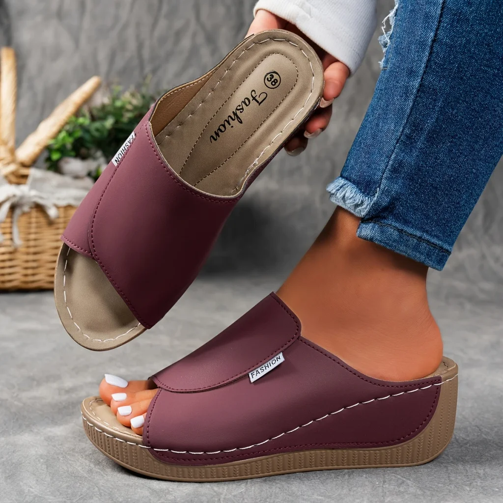Comfortabele leren slippers met dikke zool en voetboogondersteuning.