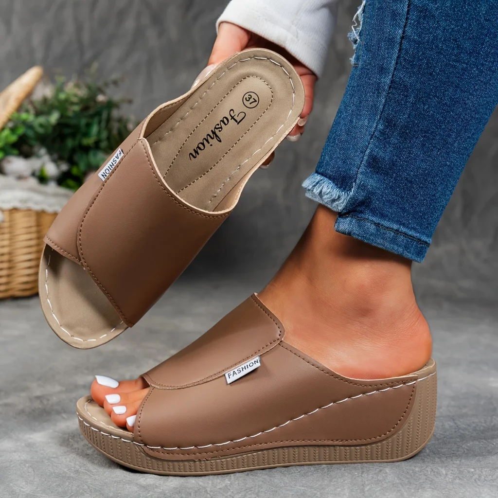 Comfortabele leren slippers met dikke zool en voetboogondersteuning.